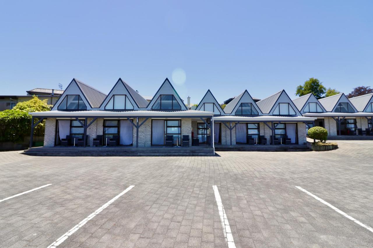 Gables Lakefront Motel