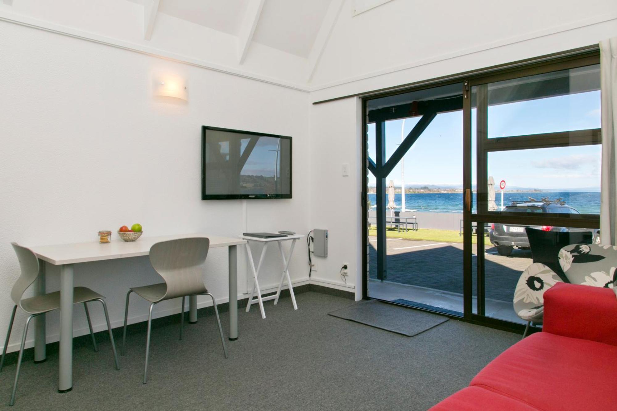 Gables Lakefront Motel 4*